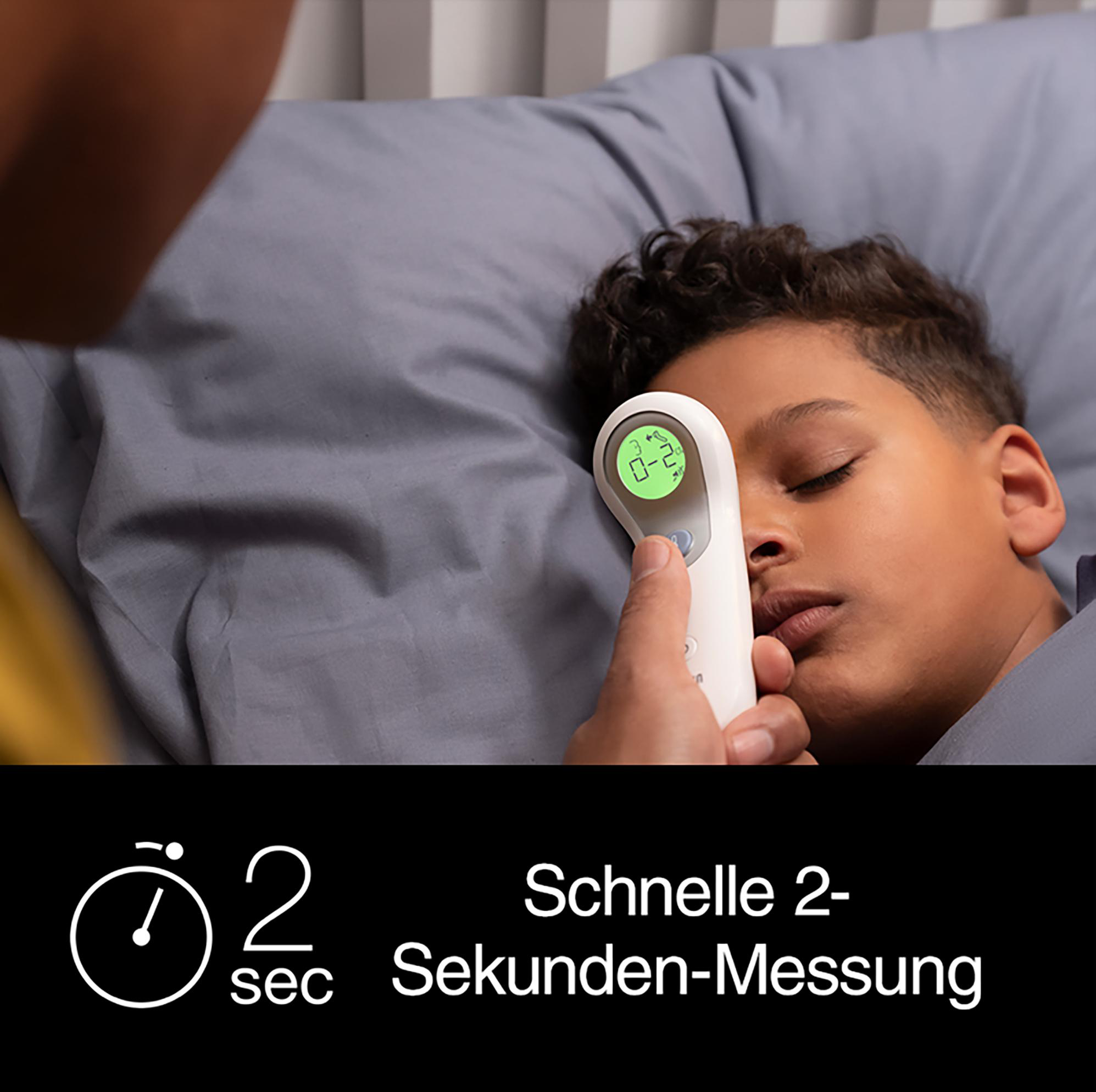 Ein Junge im Bett, bei dem mit einem Gerät die Temperatur gemessen wird, Text und eine Uhr.