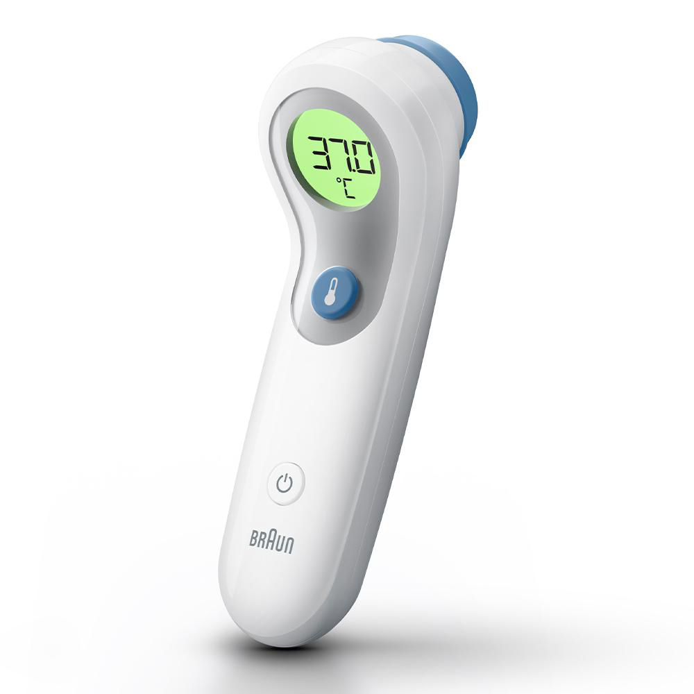Ein weiß-blaues digitales Thermometer mit 37,0 Grad Celsius, Marke Braun.