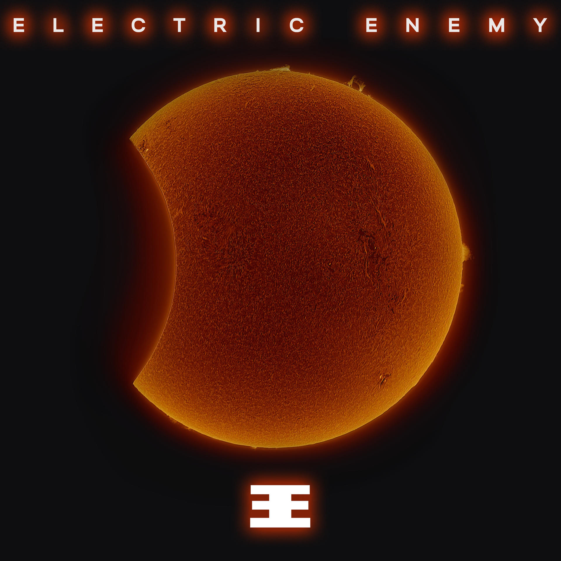 Ein Bild einer Sonnenfinsternis mit den Worten 'ELECTRIC ENEMY' und einem EE-Logo auf schwarzem Hintergrund.