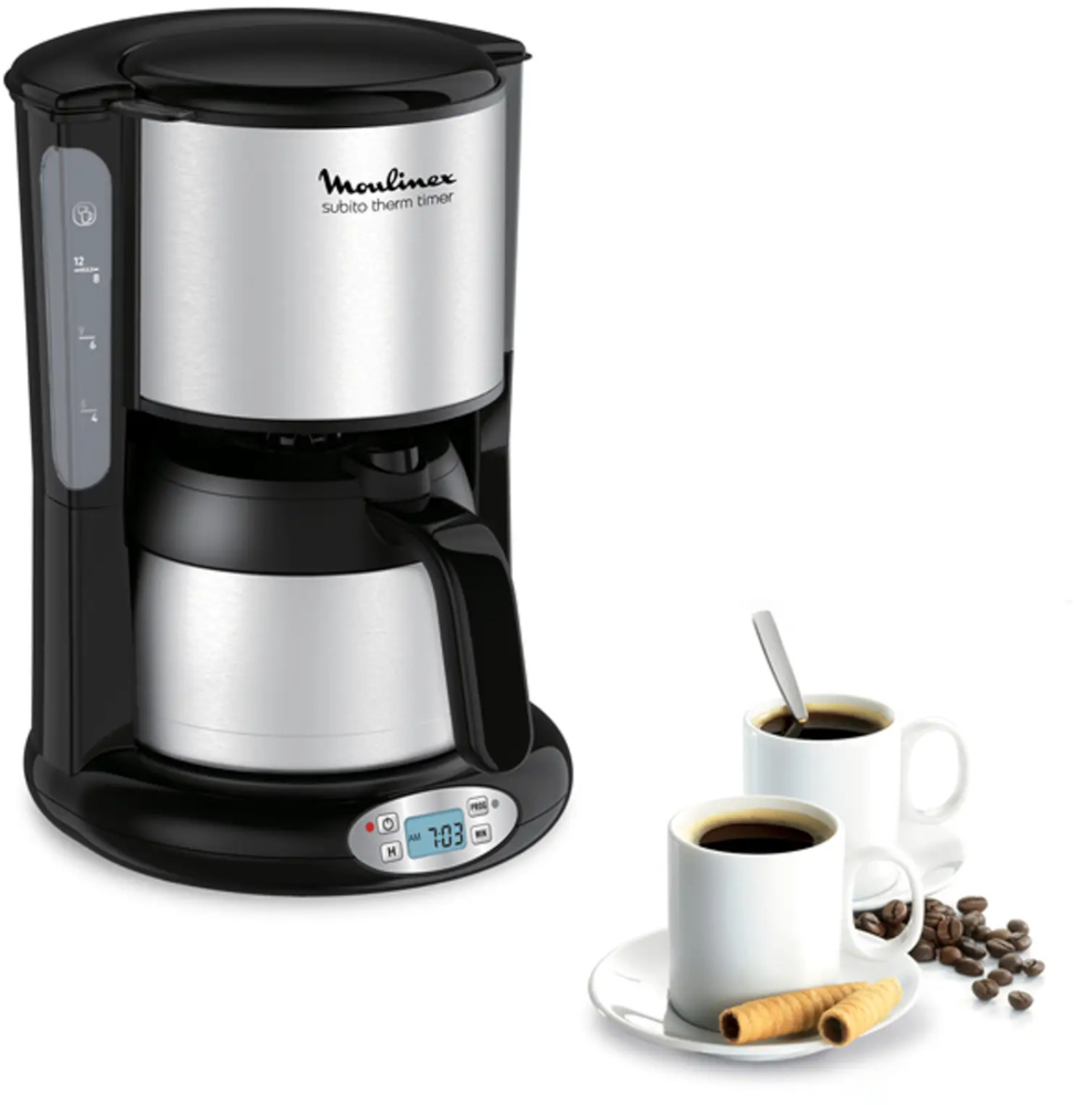 Koffiezetapparaat met twee witte mokken. Koffie en een wafelrol aanwezig. Zwart en zilver.