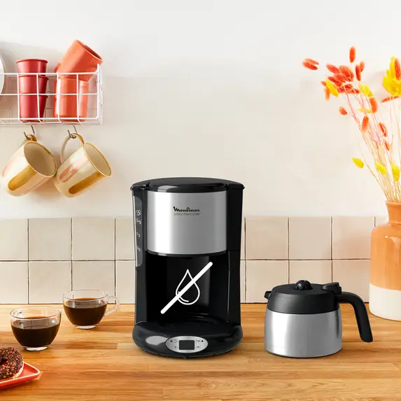 Een koffiezetapparaat, koffiepot en twee met koffie gevulde kopjes staan ​​op hout. Er staat een symbool voor geen water op.