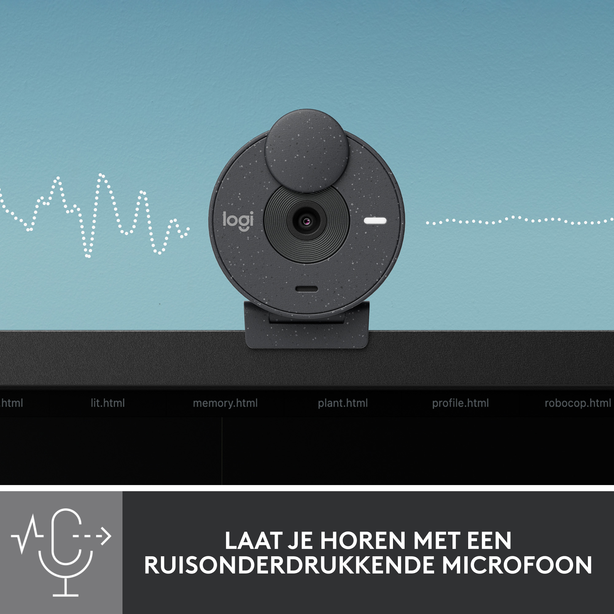 Zwarte webcam met gespikkelde afwerking, gecentreerd op een blauwe achtergrond. Het Logitech-logo is zichtbaar.