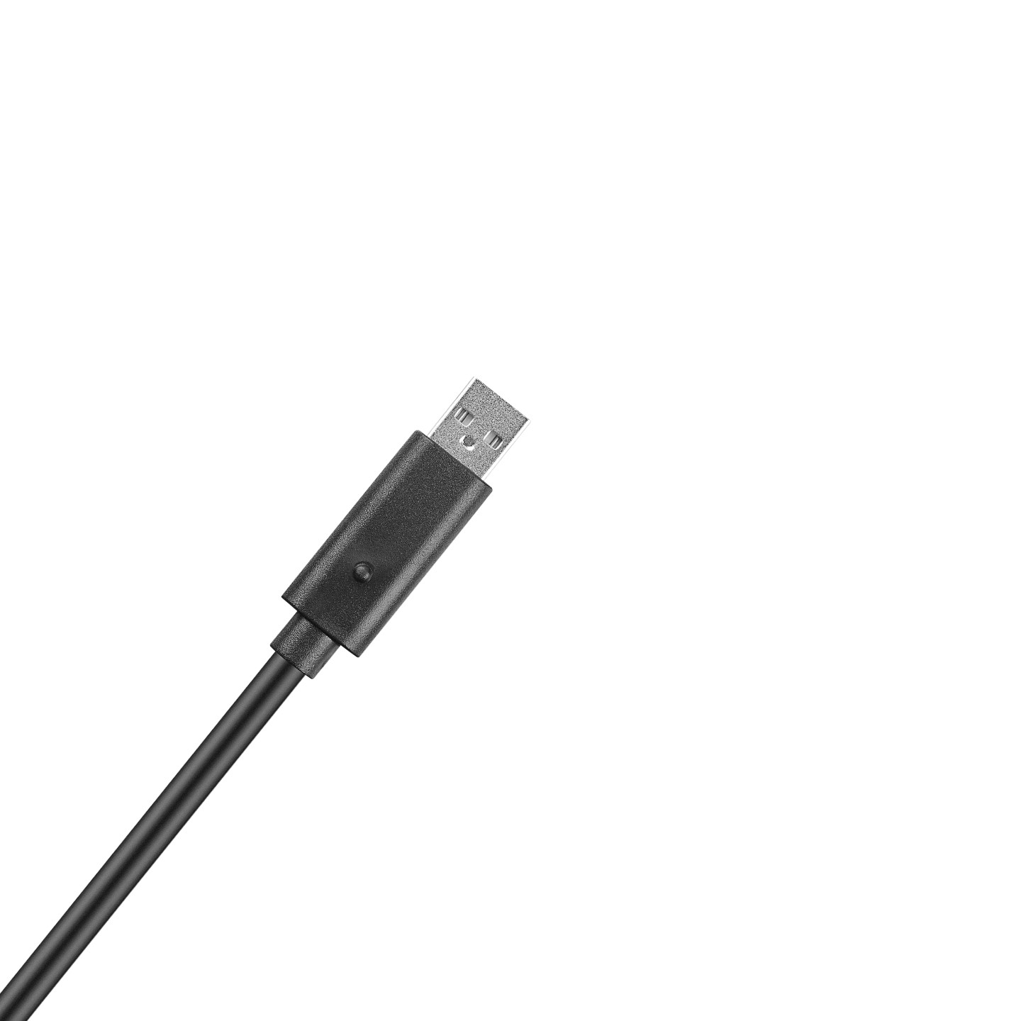 Siyah konektörlü, açılı, beyaz zemin üzerinde USB kablosu.