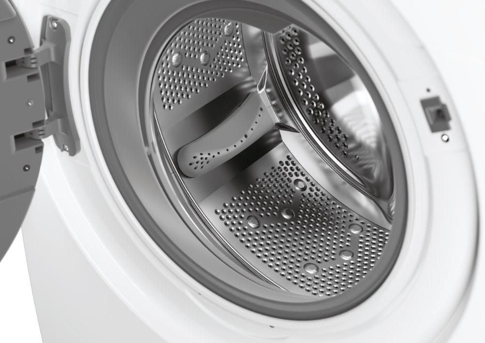 Gros plan sur un tambour de machine à laver avec perforations, avec la porte ouverte. L'intérieur est métallique.