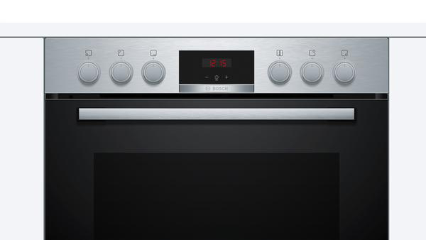 Ein Backofen mit silbernem Bedienfeld und digitaler Anzeige, die die Zeit anzeigt.