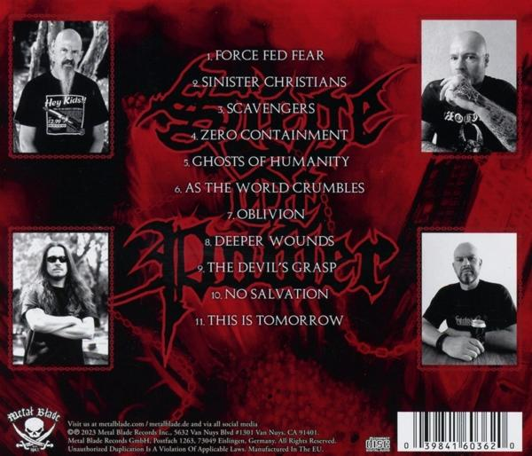 Die Rückseite einer CD-Hülle mit rotem Hintergrund, Text und Bildern von Bandmitgliedern.