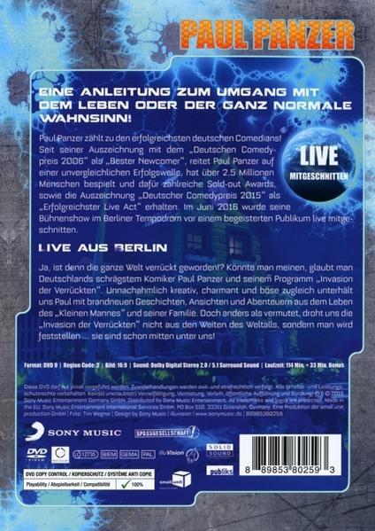 Die Rückseite einer DVD-Hülle mit Text über eine Live-Comedy-Show.