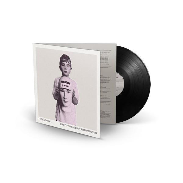 Disque vinyle et pochette. La pochette présente un garçon tenant un masque. Fond blanc.