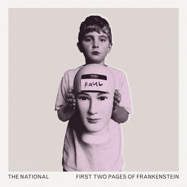 Albumcover. Ein Junge hält einen Schaufensterpuppenkopf mit einem Namensschild "Paul". Blassrosa Hintergrund.