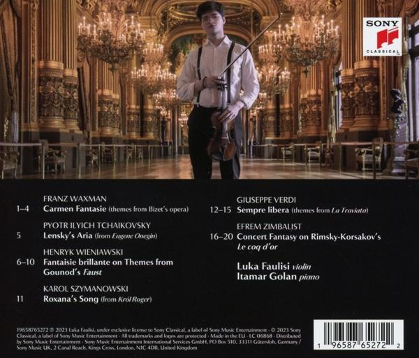 Ein Mann mit Violine, stehend, hält das Instrument. Text von Musikpartituren.