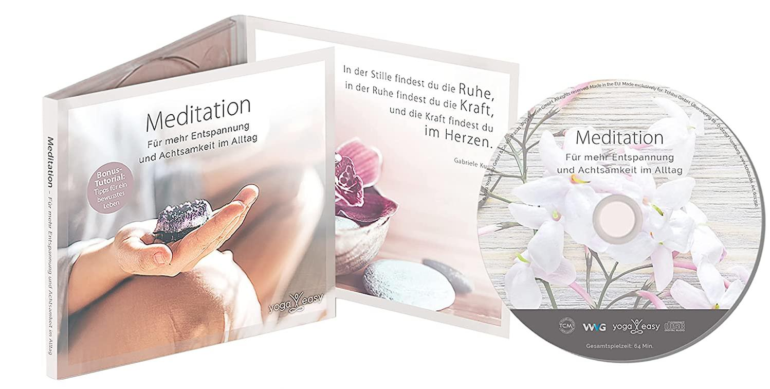 Eine weiße Waschmaschine mit geöffneter Tür wird ausgestellt.