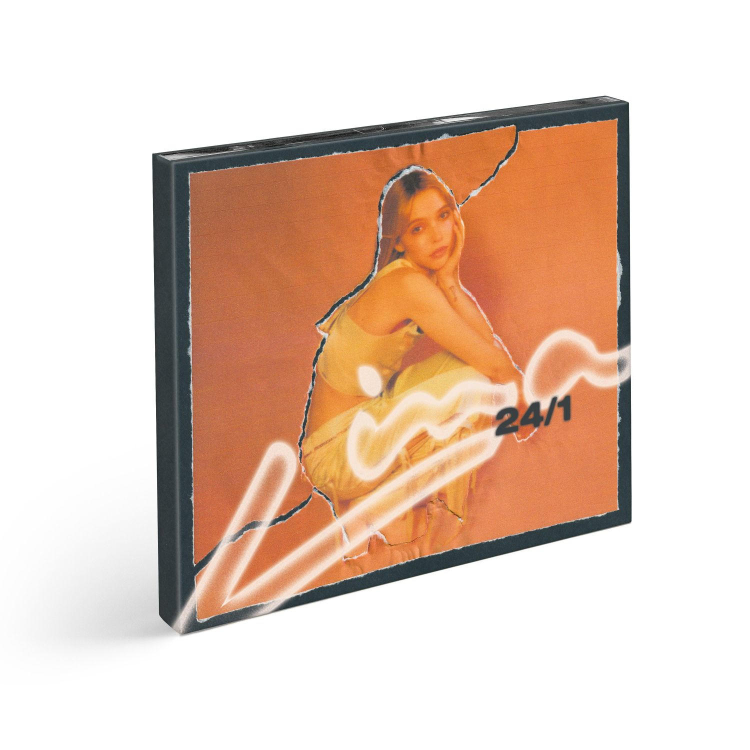 Albumcover. Eine Frau kniet mit einer verschwommenen Neon-Grafik über sich. Oranger Hintergrund und schwarzer Rahmen.