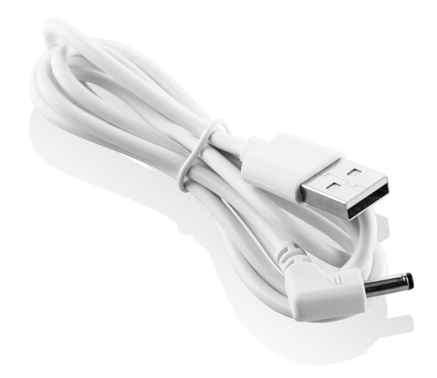 Fehér USB töltőkábel USB csatlakozóval és derékszögű DC csatlakozóval.