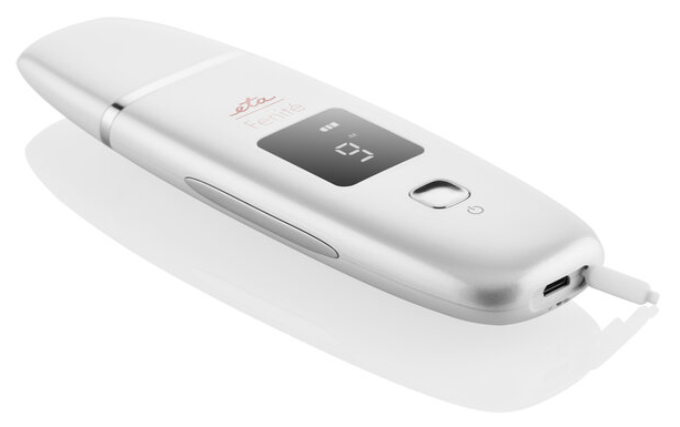 Fehér-ezüst arc tisztító. Digitális kijelző számokkal. USB töltőport.