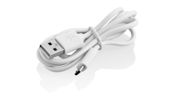 Fehér USB kábel USB csatlakozóval és egy kisebb csatlakozóval, fehér felületen, tükröződéssel.