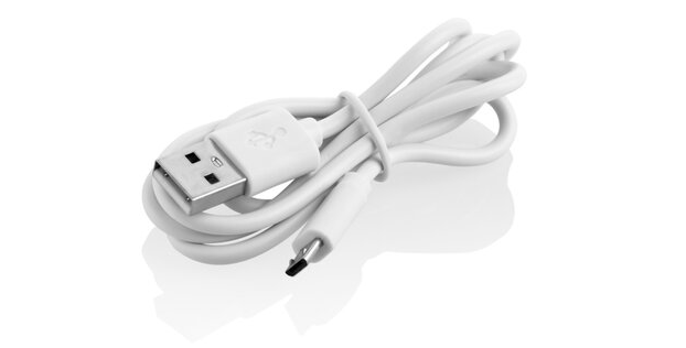 Egy fehér USB kábel USB csatlakozóval és egy micro USB csatlakozóval, feltekerve és egy fényvisszaverő felületen fekve.