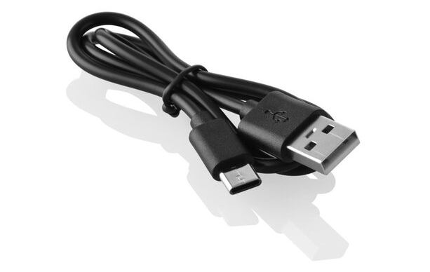 Fekete USB kábel USB-A és USB-C csatlakozókkal, fehér felületen tekerve, árnyékkal.