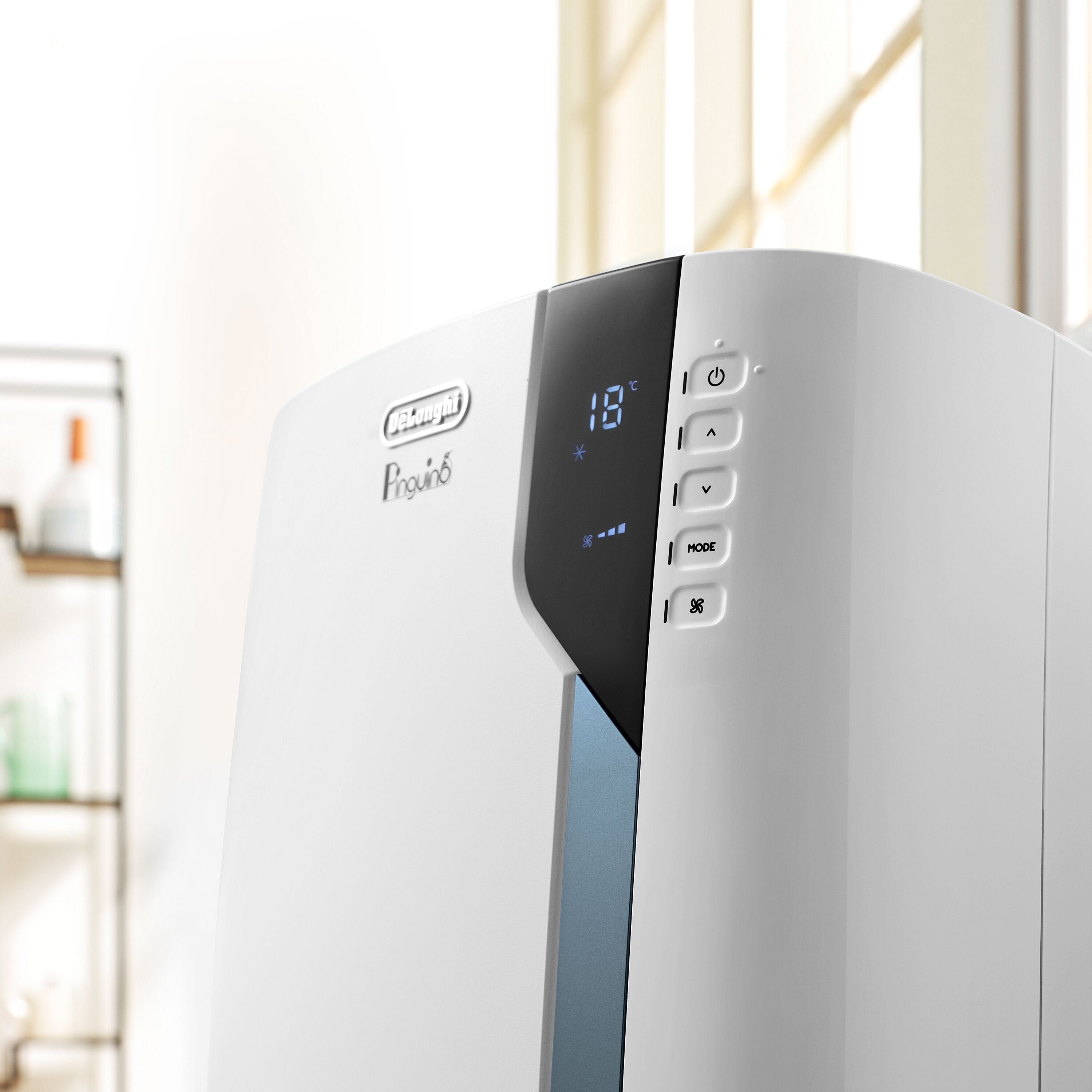 Weiß-schwarzer Klimaanlage mit Digitalanzeige, die 18 Grad Celsius anzeigt.