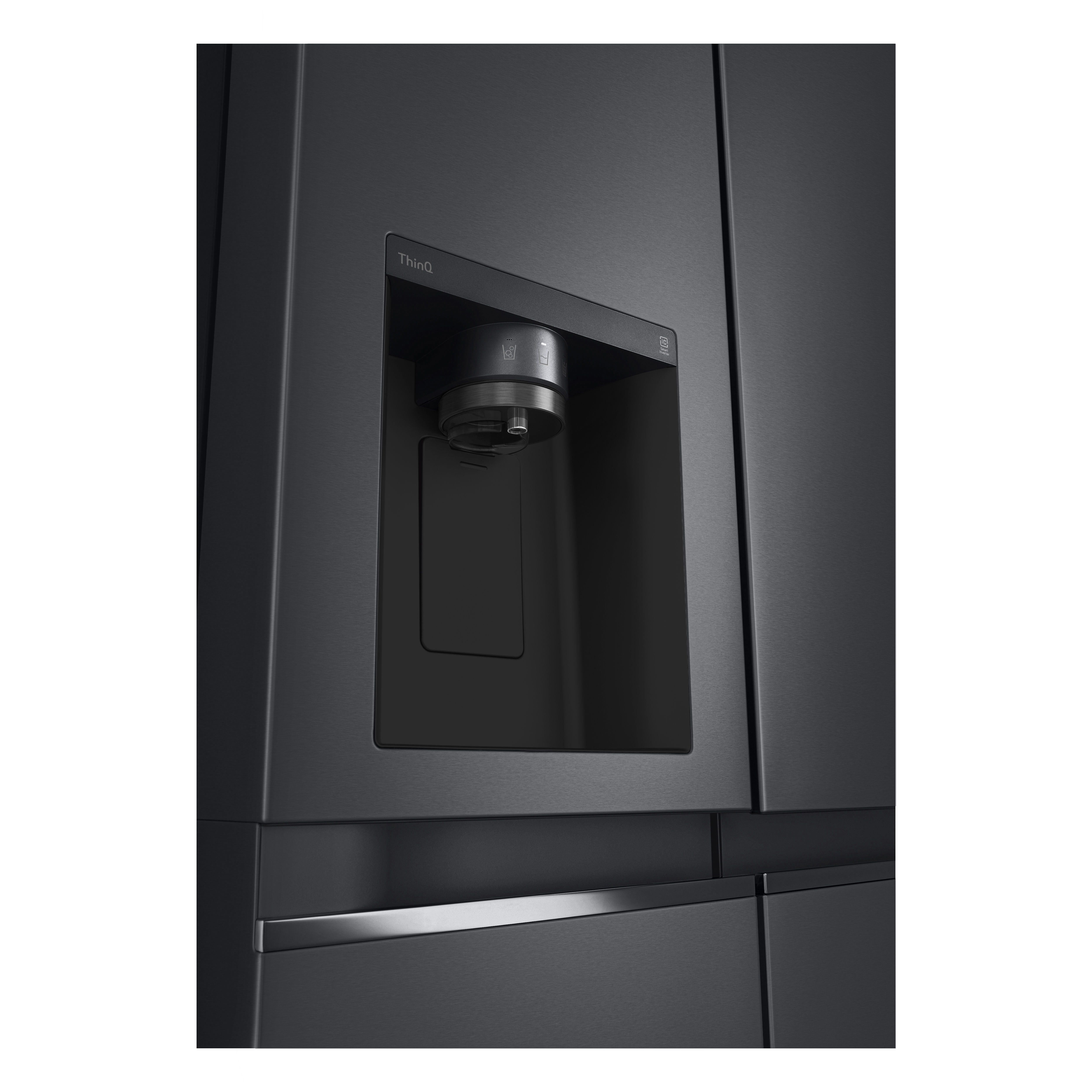 Die Tür eines schwarzen LG-Kühlschranks mit Wasserspender. Es ist eine Nahaufnahme mit modernem Design.