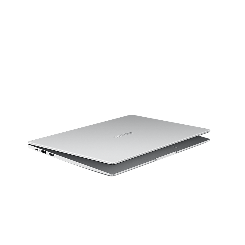 Gümüş renkli laptop, kapalı ve hafif aralık, beyaz arka plan. Huawei logosu görünür.