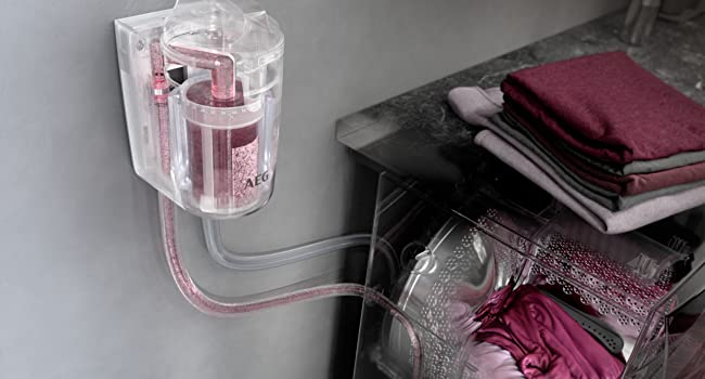 Wasmiddeldispenser met kleding.