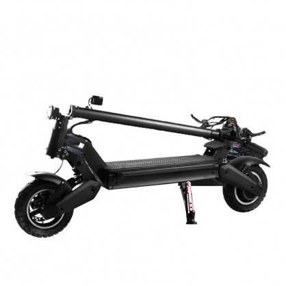 Beyaz arka planda siyah elektrikli scooter. Tekerlekler ve gidon içerir.