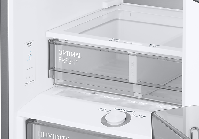 Interno di un frigorifero Samsung. Ha un cassetto Optimal Fresh+ e un display della temperatura.