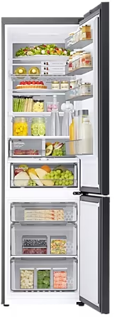 Un frigorifero Samsung aperto pieno di cibo. Ha cassetti, ripiani e un distributore di ghiaccio.