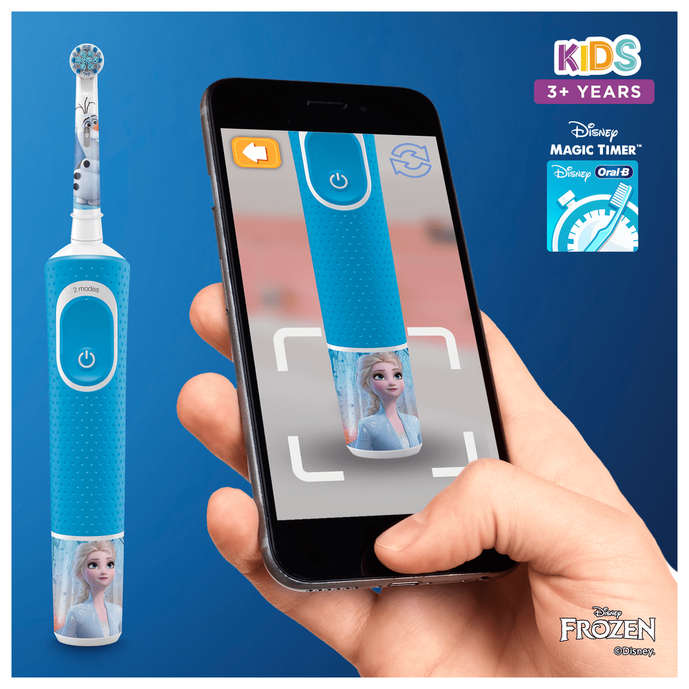 Un cepillo de dientes eléctrico azul y un smartphone con una aplicación de realidad aumentada.