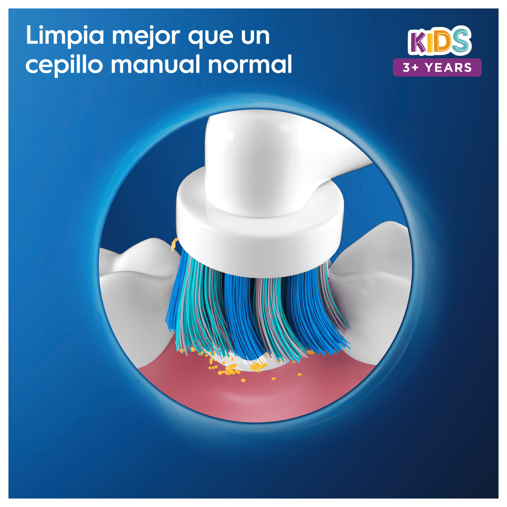Primer plano de un cepillo de dientes limpiando dientes con cerdas azules y verdes.