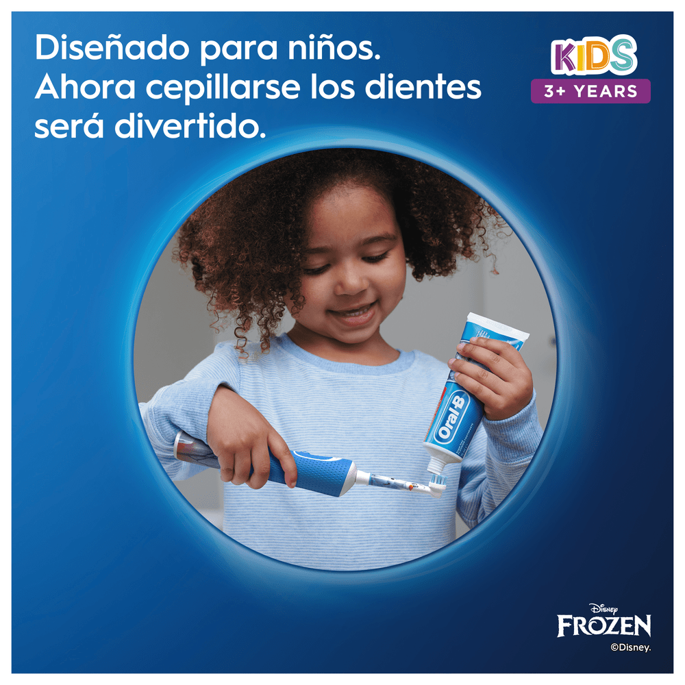 Niña sonriendo usando cepillo y pasta de dientes, con texto en un marco circular azul.