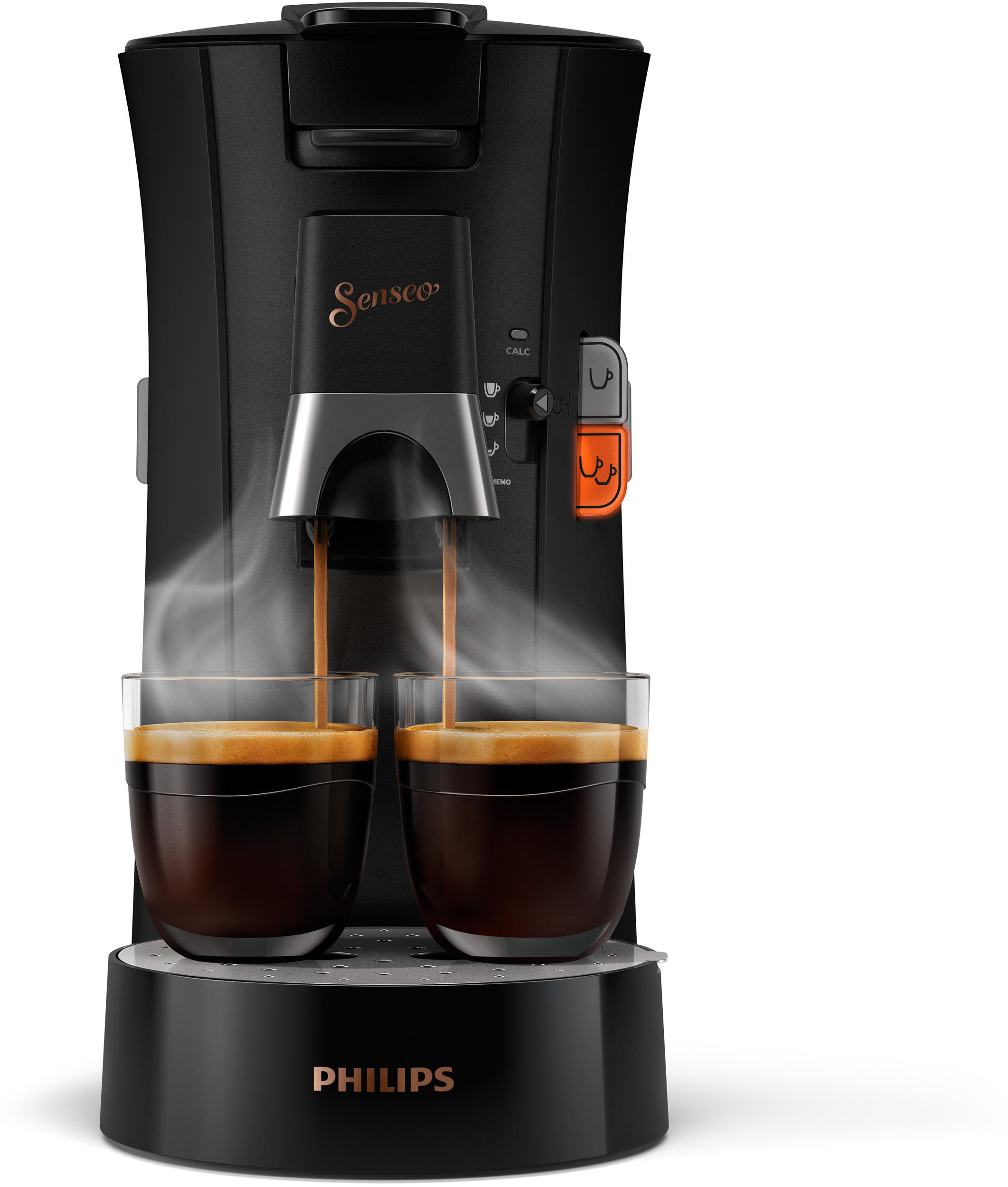 Eine schwarze Philips Senseo Kaffeemaschine, die zwei Tassen Kaffee brüht. Dampf steigt auf.