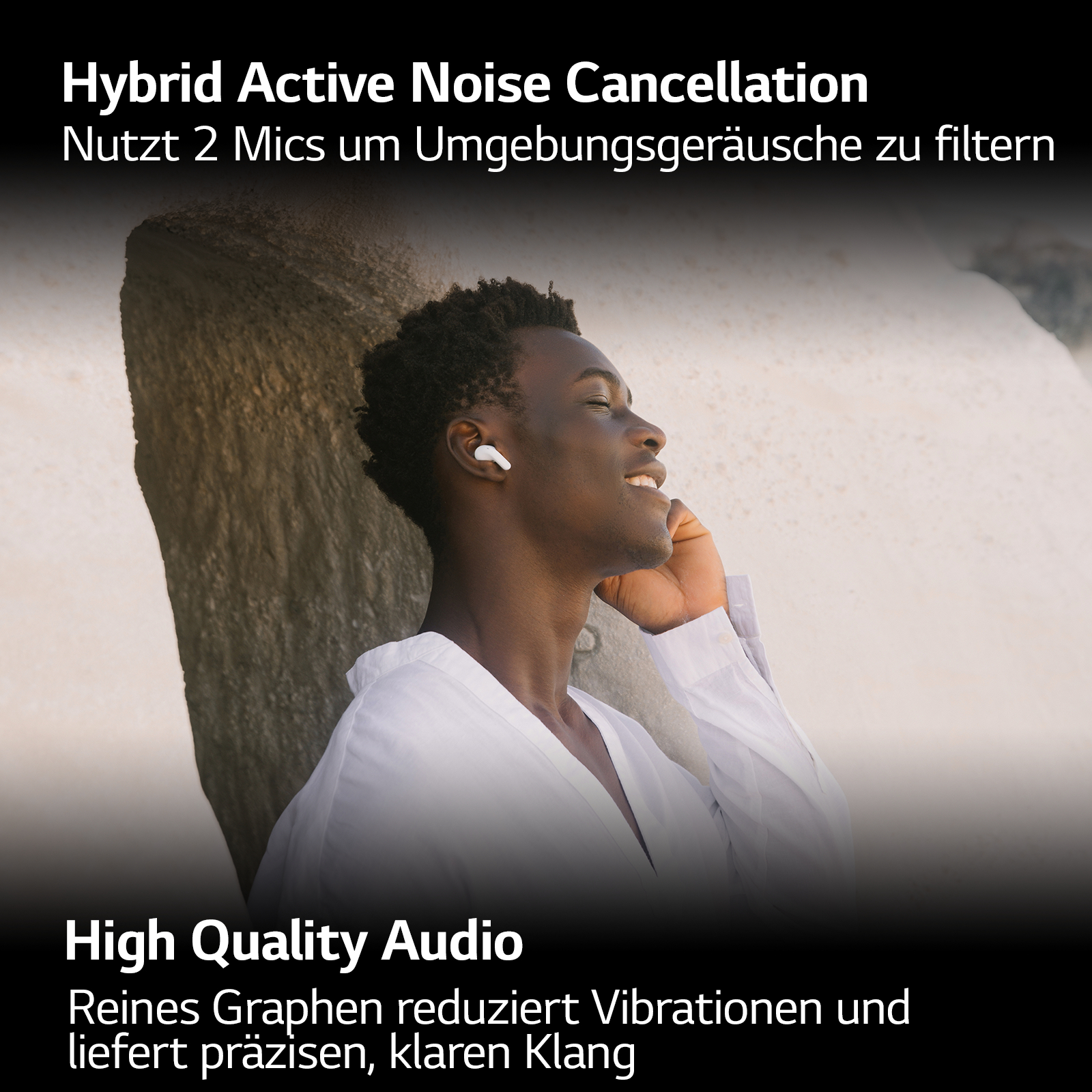 Mann mit Ohrhörern lächelt, mit Text über Geräuschunterdrückung und hochwertige Audioqualität.