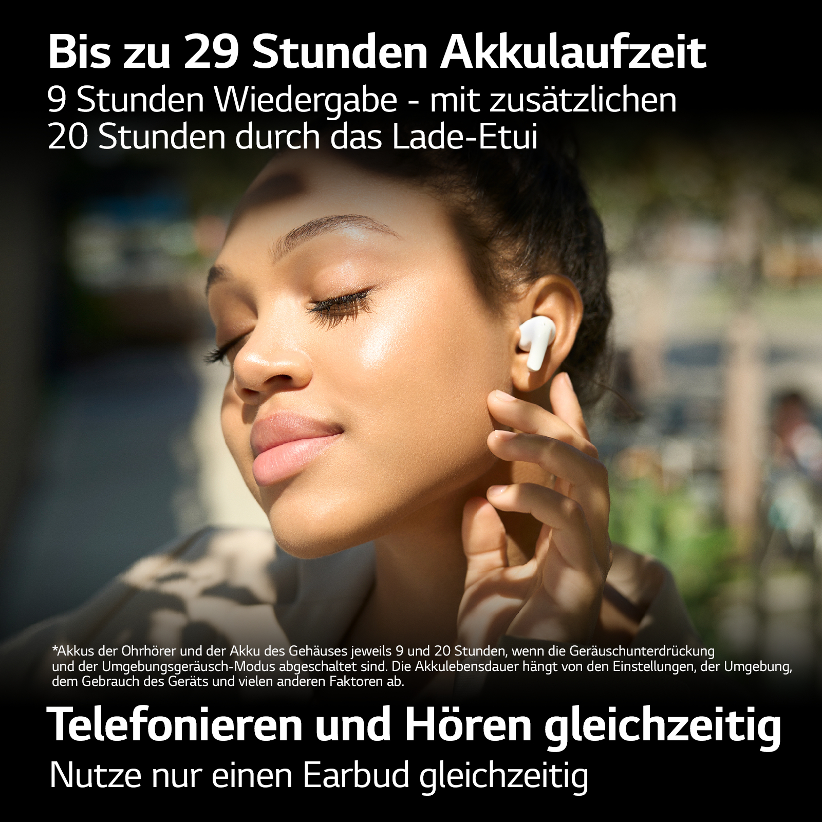 Eine Frau hält weiße Ohrhörer, mit Text über die Akkulaufzeit.