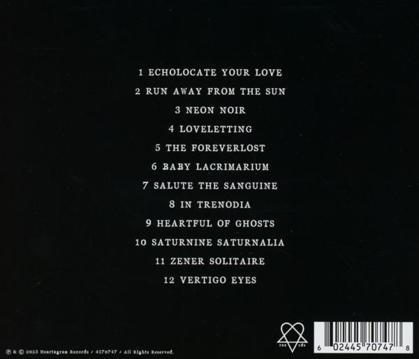 Ein schwarzes Albumcover mit Titeln in weißer Schrift. Der Hintergrund ist dunkel.