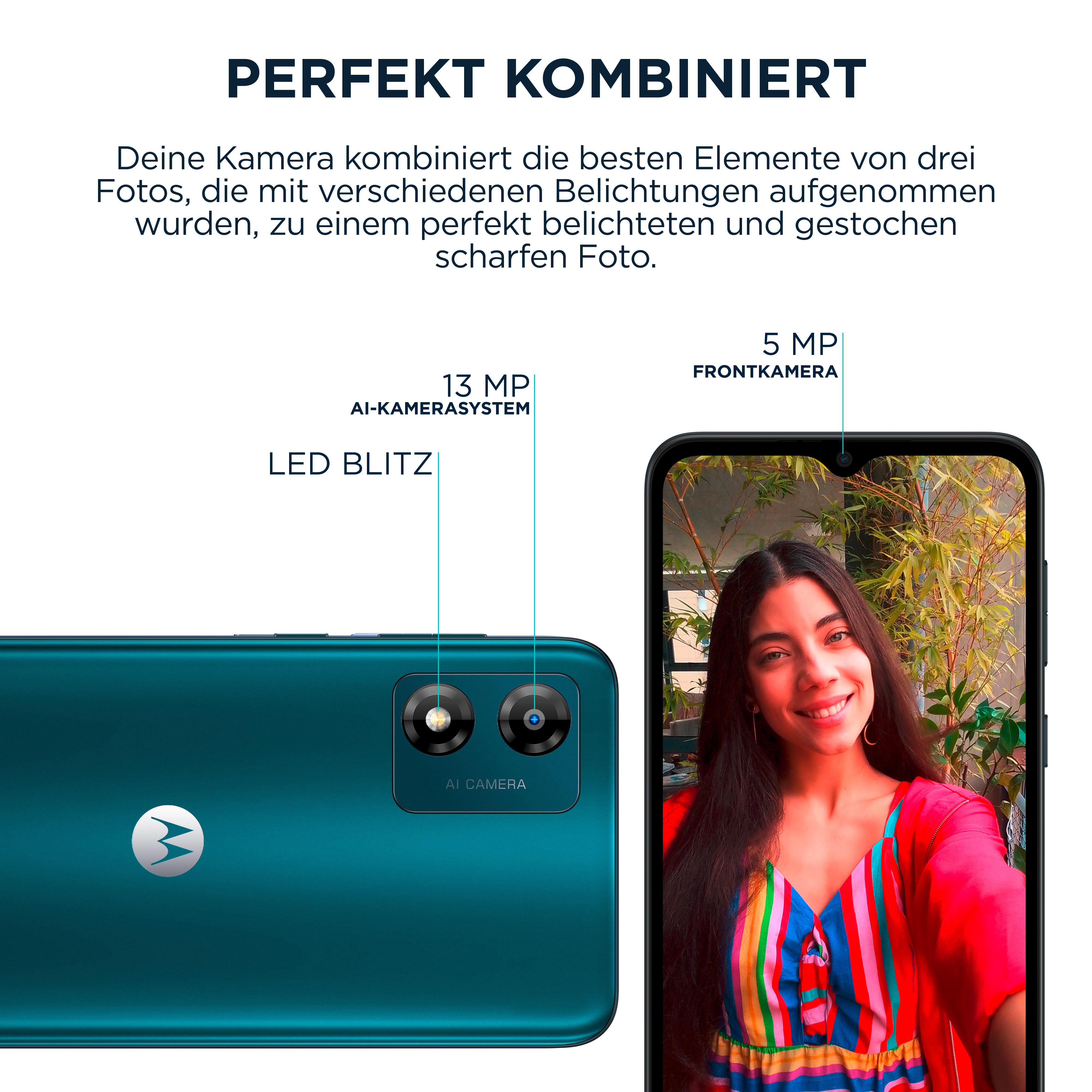 Smartphone mit Dual-Kameras und Selfie einer Frau auf dem Bildschirm.
