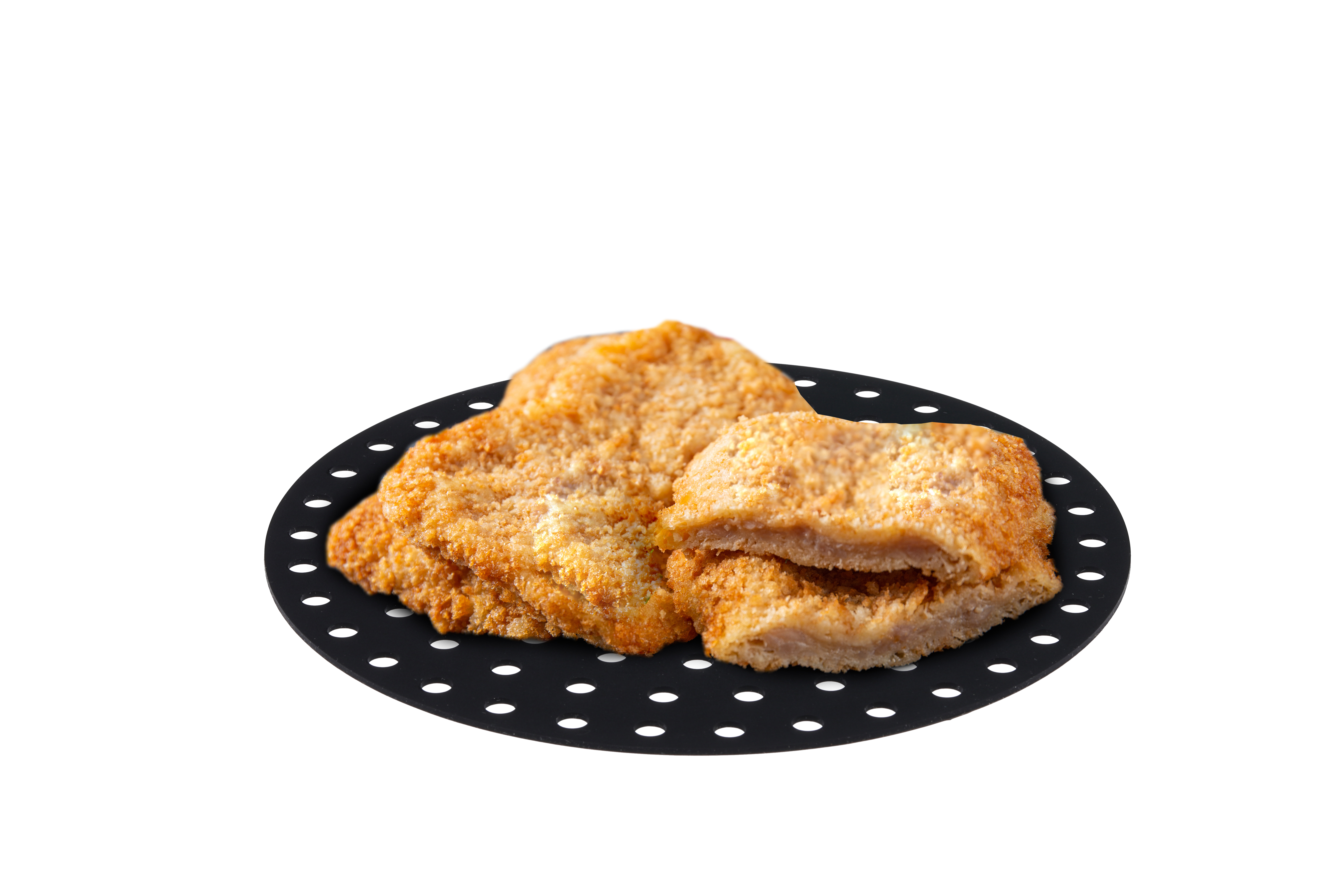 Tres filetes empanados en un plato redondo negro con agujeros, fondo blanco.