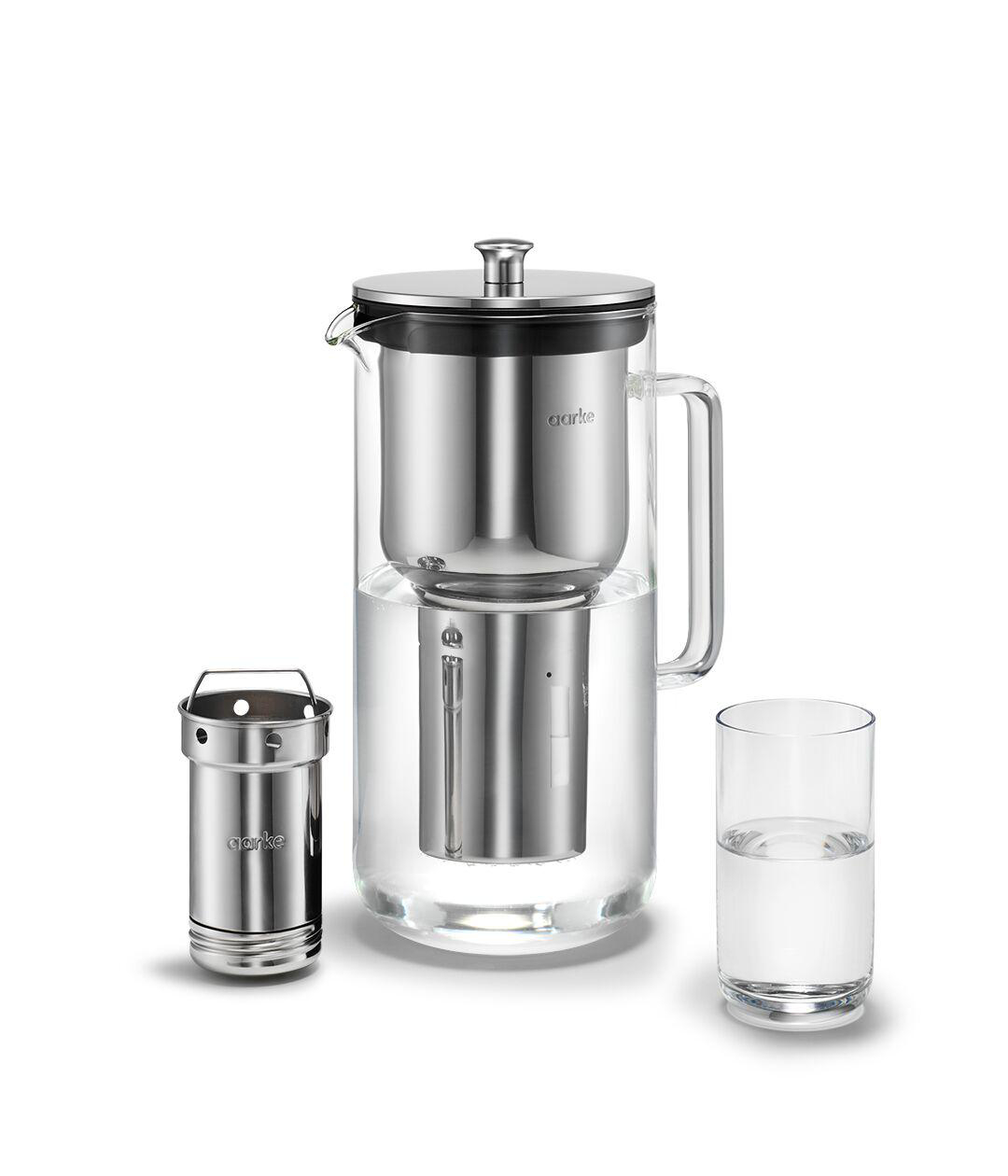 Ein Wasserfilter aus Glas, mit einem Edelstahl-Innenfilter und einem Glas gefiltertem Wasser.