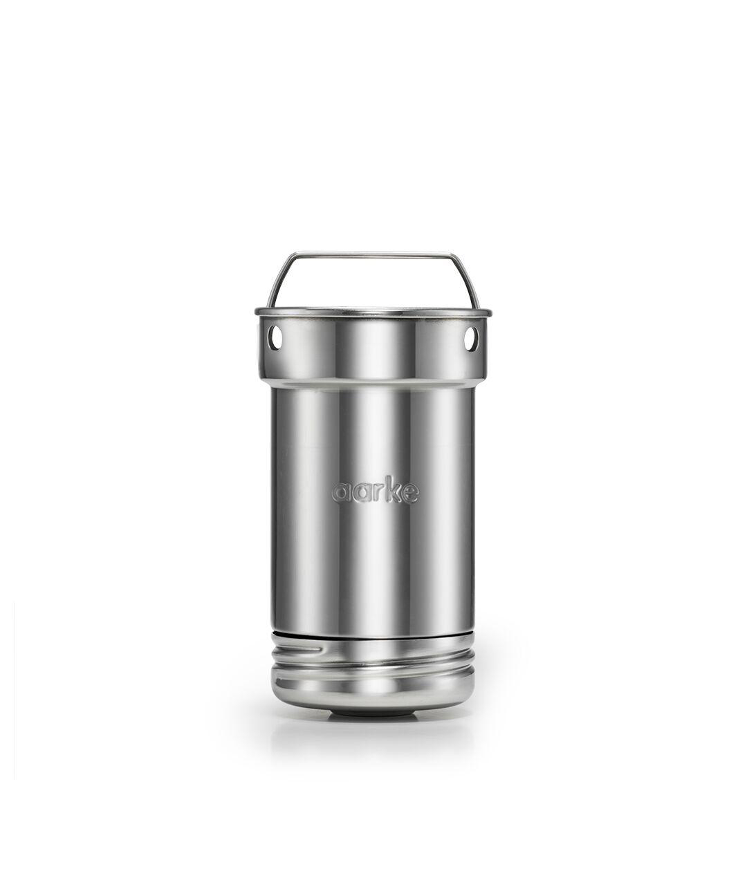 Edelstahl-Aarke-Wasserflasche mit Griff. Weißer Hintergrund.