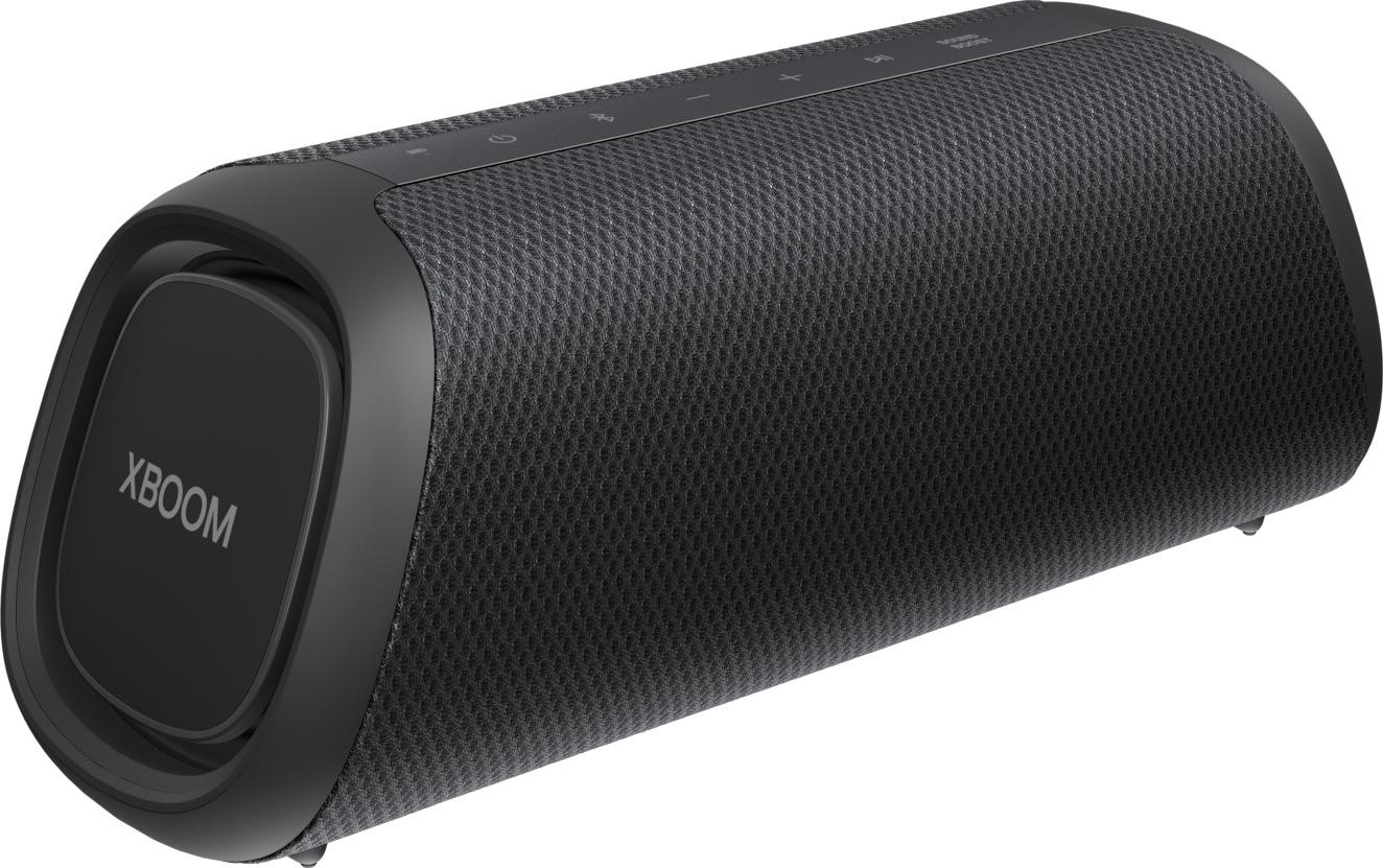 Schwarzer zylindrischer Lautsprecher mit Mesh, Xboom-Text und Knöpfen oben.