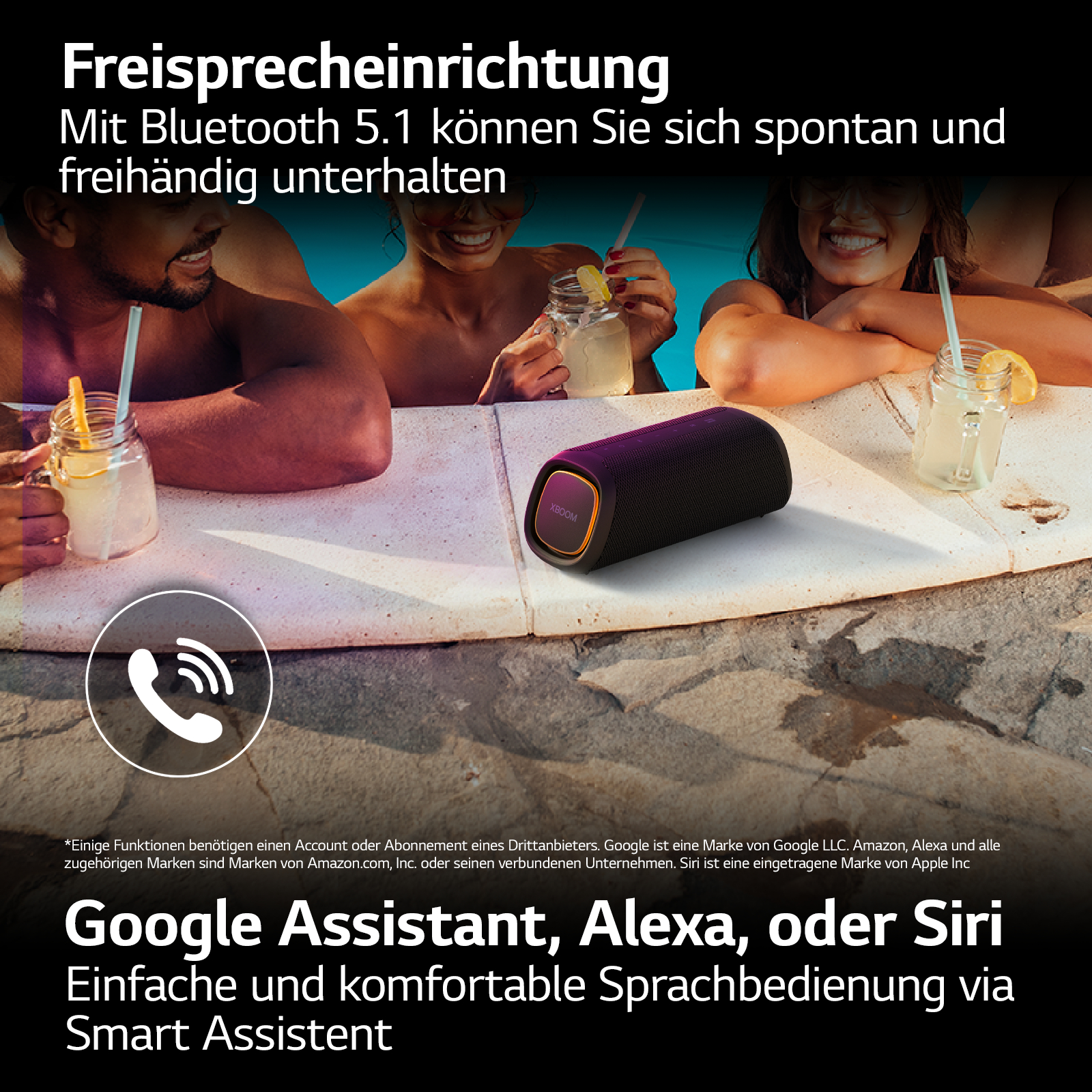 Schwarzer Lautsprecher in der Nähe eines Pools mit Personen. Text über Google Assistant, Alexa oder Siri. Leute genießen Getränke.