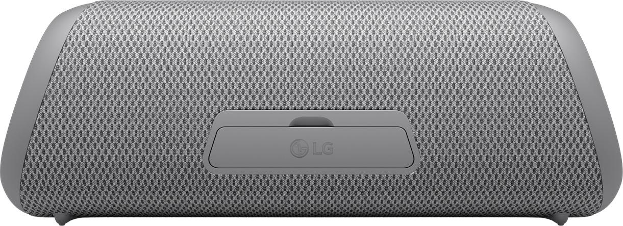Ein grauer LG Bluetooth-Lautsprecher mit Mesh-Design und dem LG-Logo, auf weißem Hintergrund.