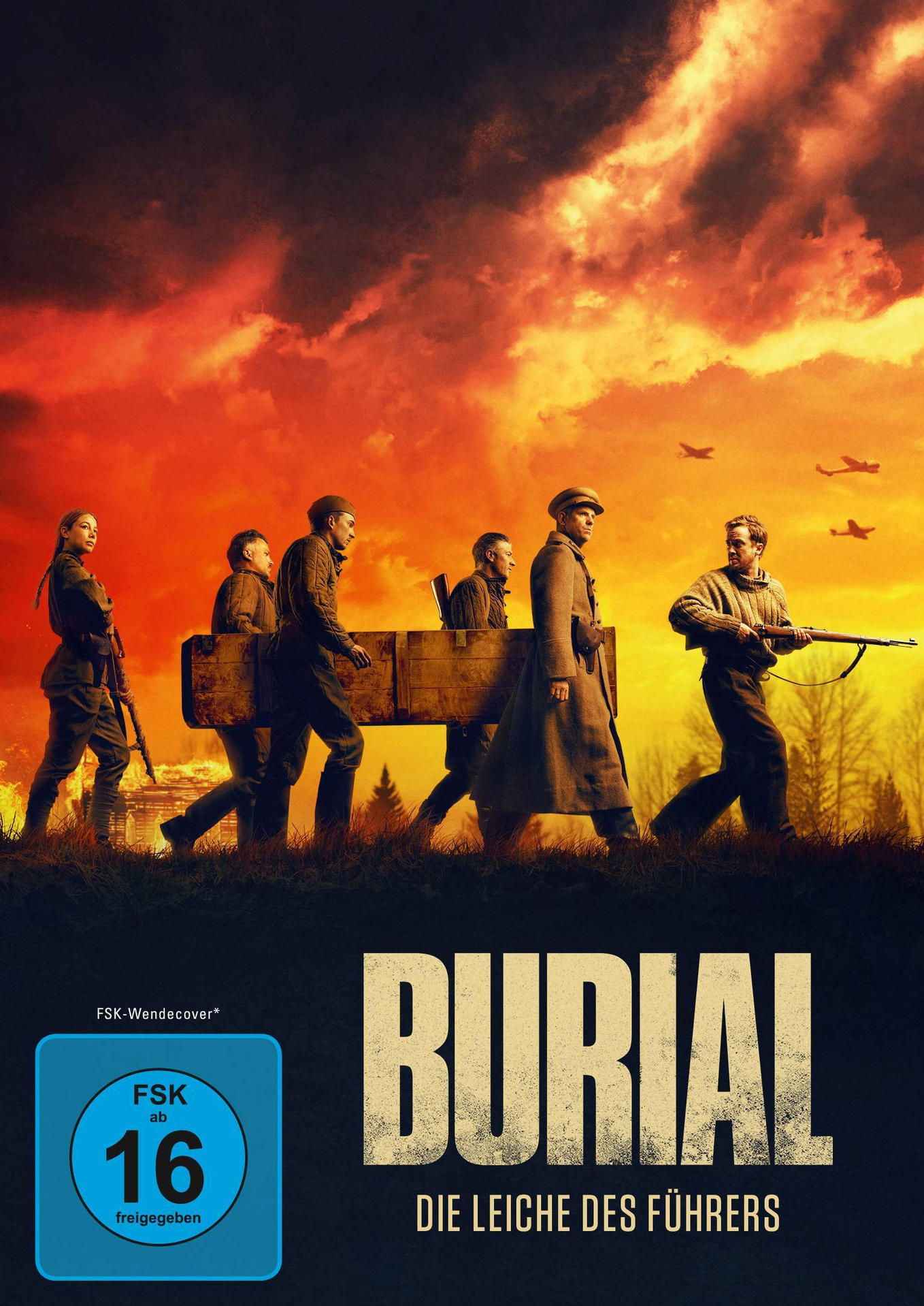 Männer tragen Sarg im Krieg, Filmplakat mit brennend orangem Himmel.