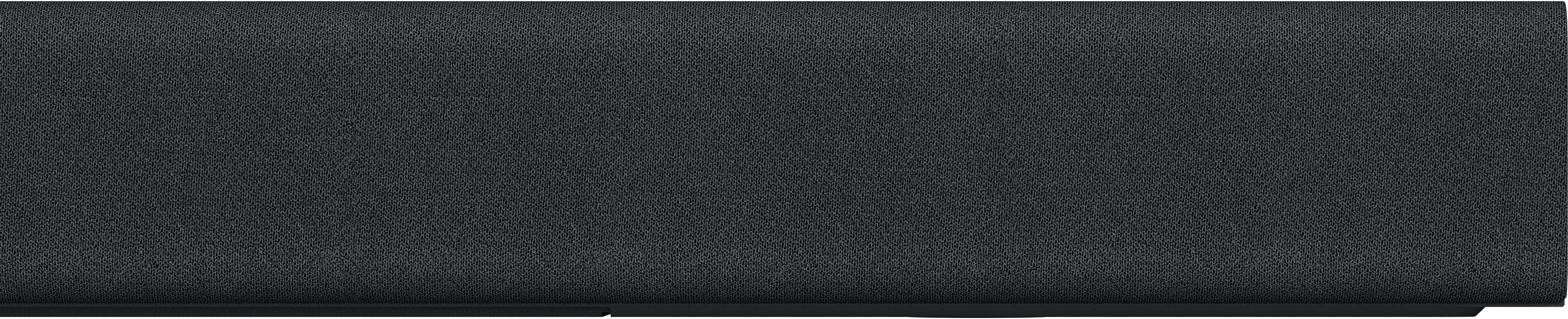 Schwarze Soundbar. Die Soundbar hat eine strukturierte, schwarze Oberfläche.