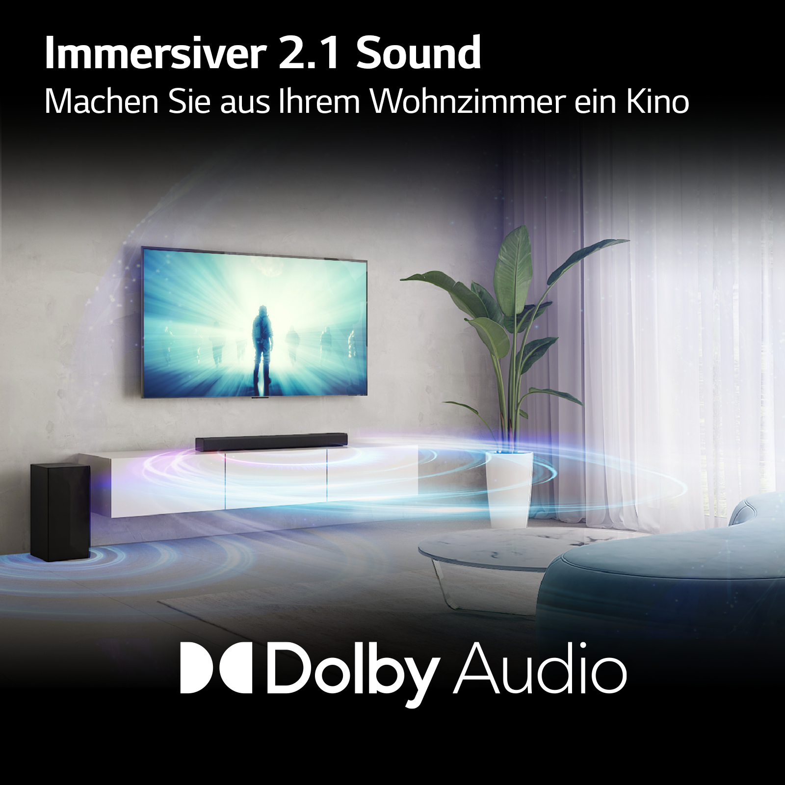 Wohnzimmerszene mit Fernseher, Soundbar, Subwoofer und Person auf dem Sofa, mit Dolby Audio Logo.