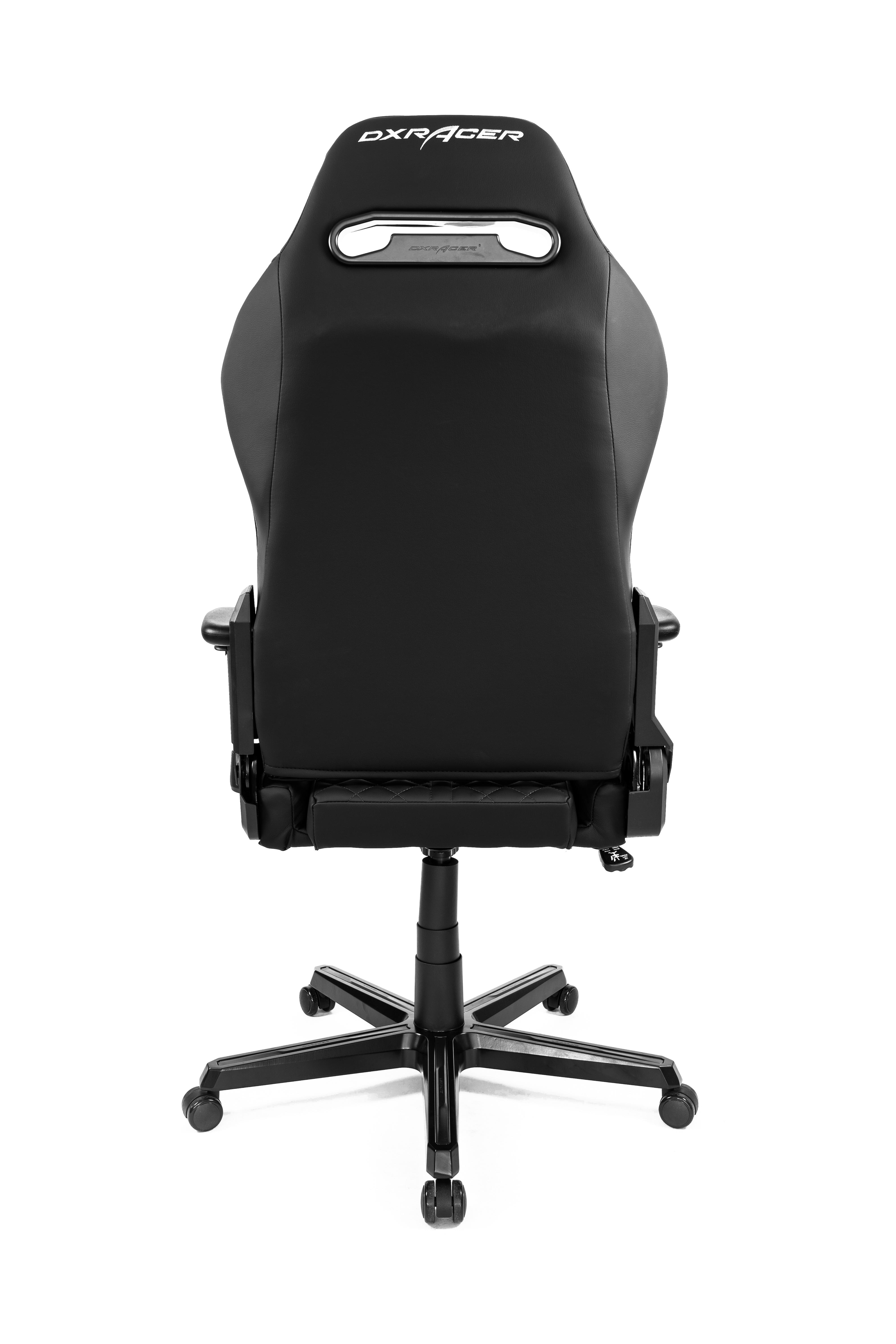 Schwarzer DXRacer Gaming-Stuhl, Rückansicht. Mit Kopfstütze, Lendenwirbelstütze, Fünf-Sterne-Basis mit Rädern und DXRacer-Logo.