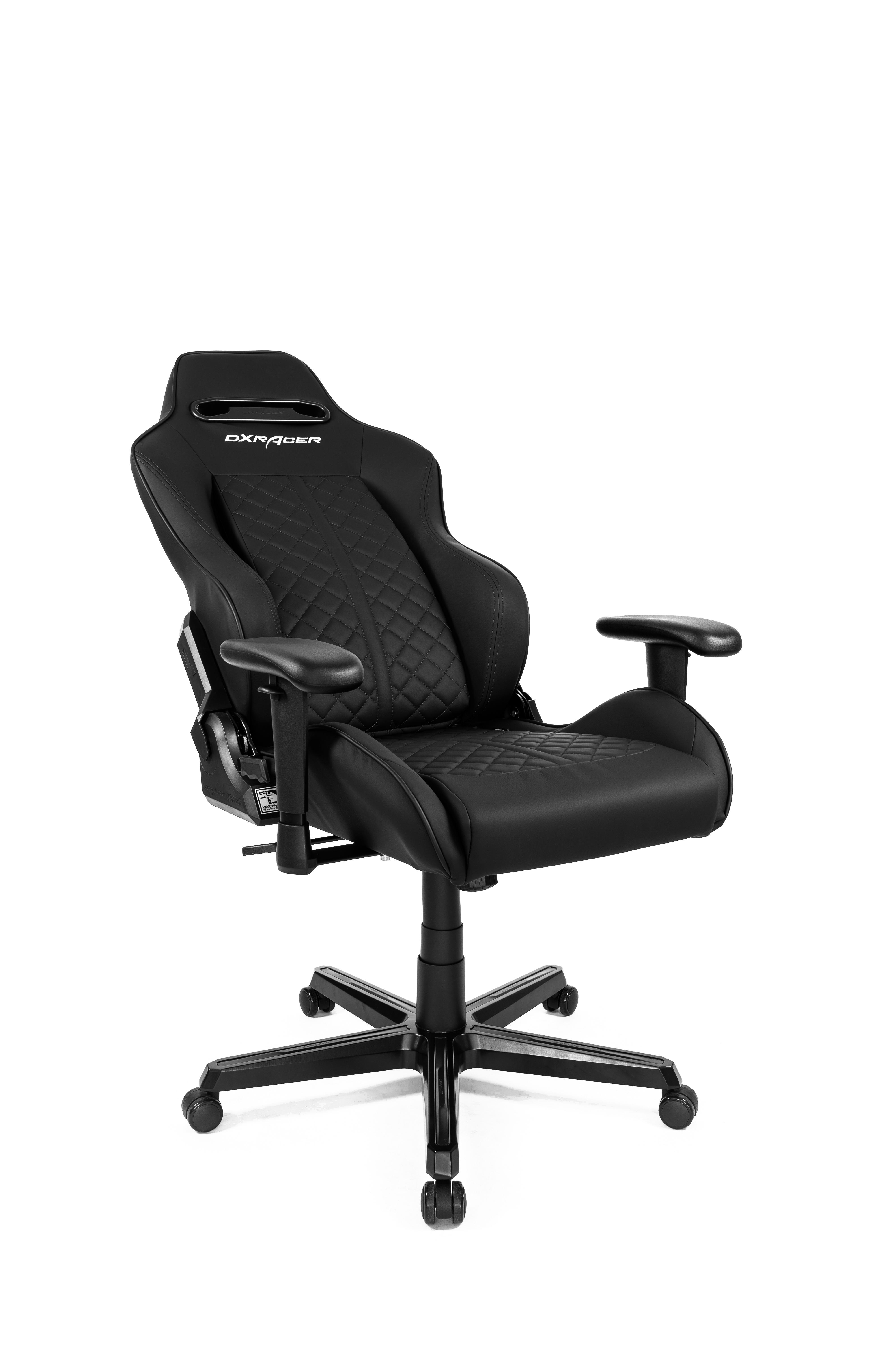 Schwarzer Gaming-Stuhl mit Kopfstütze, Armlehnen und Rollfuß. Rautenmuster auf der Rückenlehne. Weißer Hintergrund.