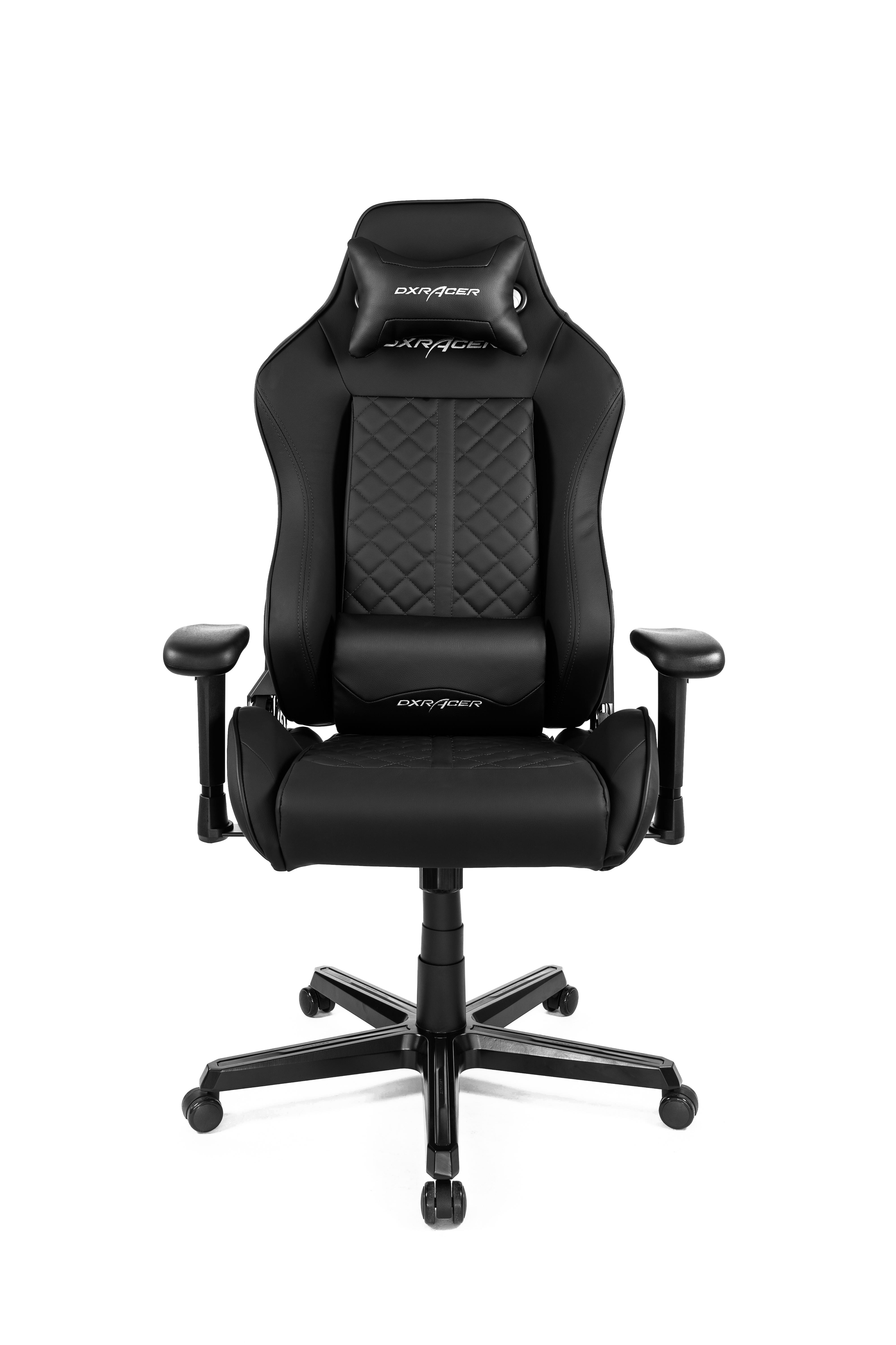 Schwarzer DXRacer-Gaming-Stuhl. Mit Kopfstütze, Lendenwirbelstütze, Armlehnen und Fünf-Sterne-Fuß mit Rollen.