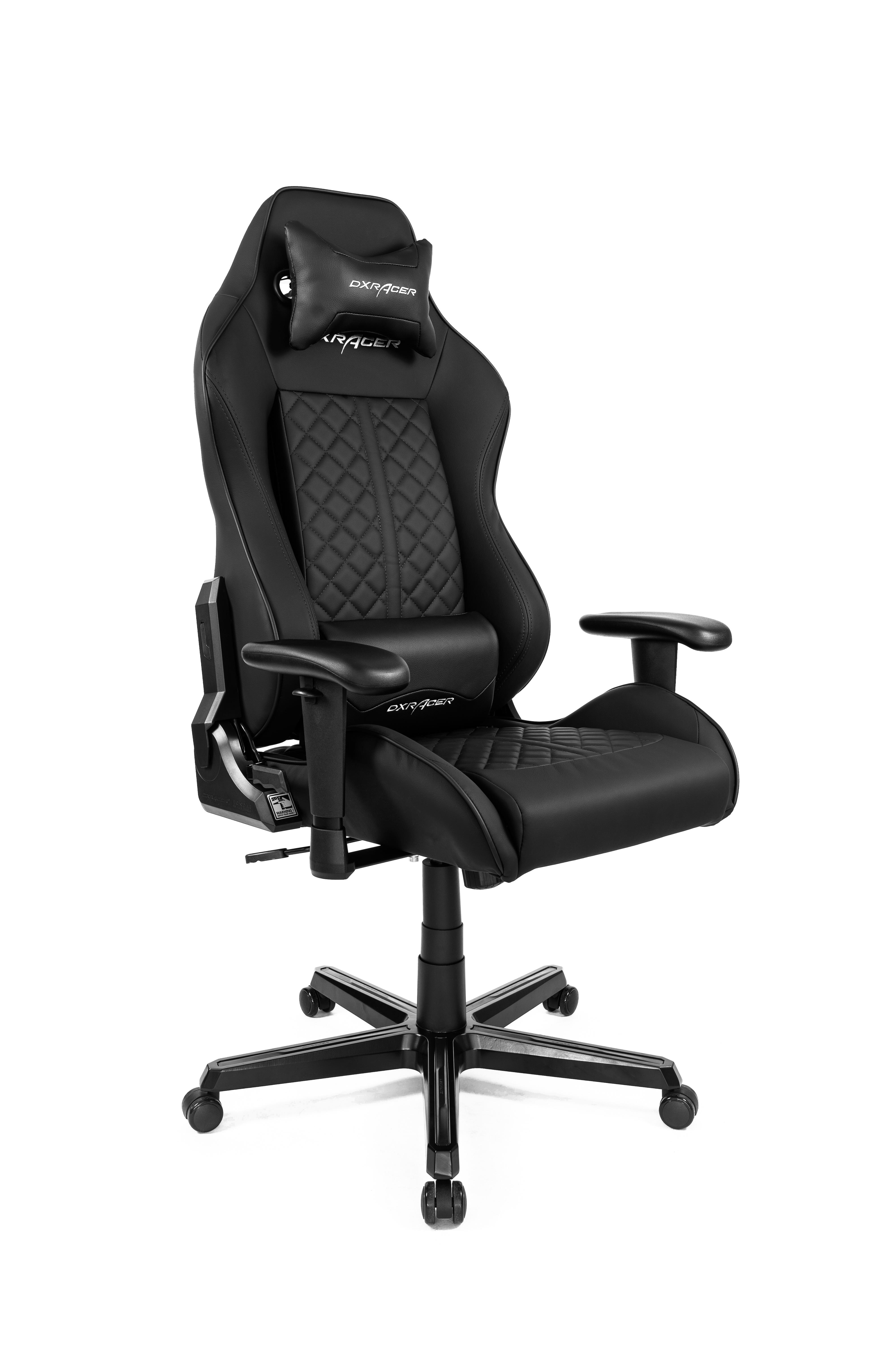 Schwarzer Gaming-Stuhl auf weißem Hintergrund. Er hat eine Kopfstütze, Lendenwirbelstütze, Armlehnen und ein Fünf-Sterne-Gestell.