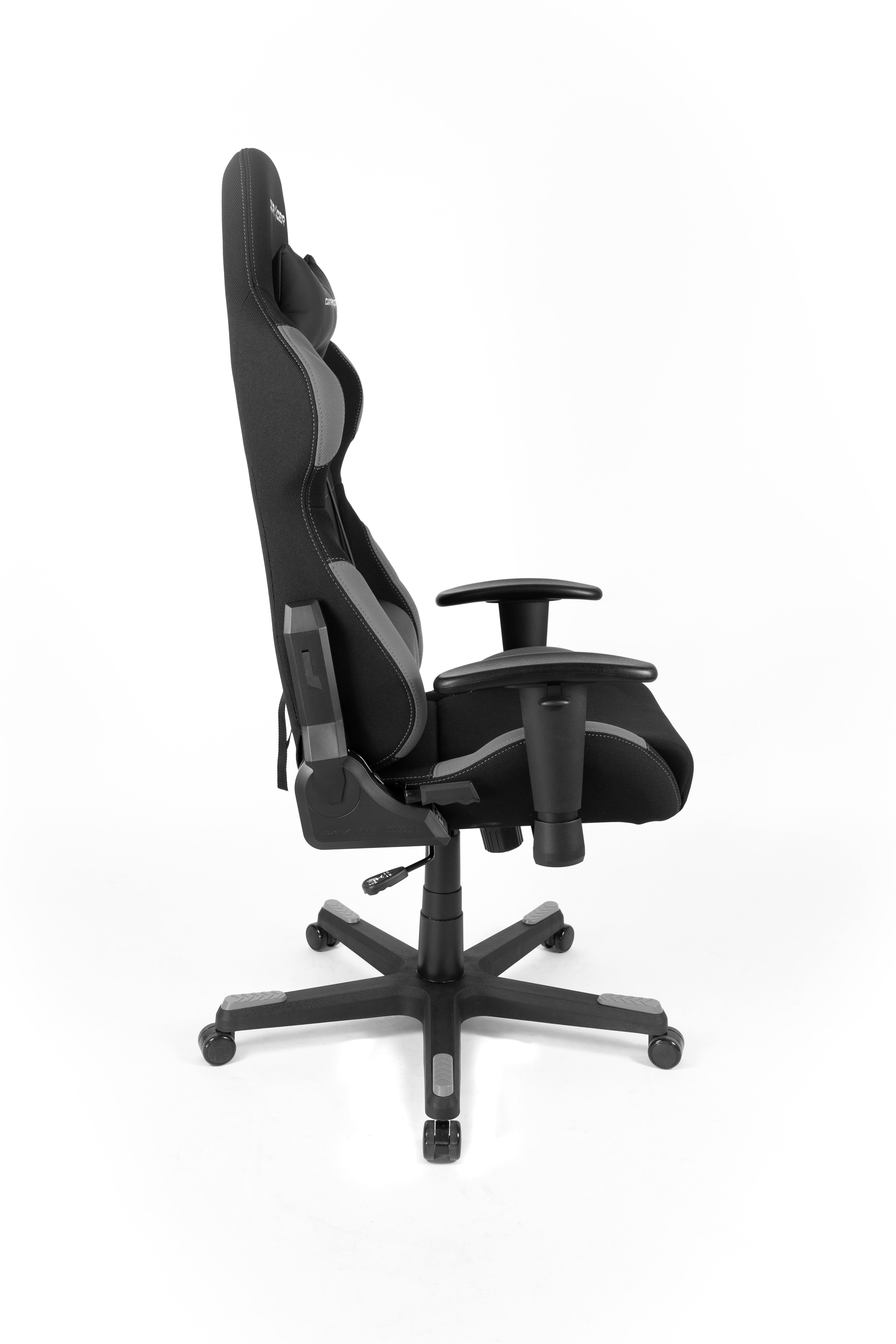Ein schwarzer und grauer Gaming-Stuhl ist von der Seite vor weißem Hintergrund zu sehen.
